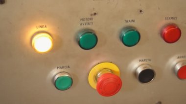 Eski bir makinede düğmeleri olan panel