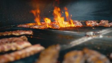 Domuz pirzolası ateşte kızardı.