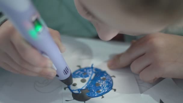 Дівчина малює 3d ручку — стокове відео