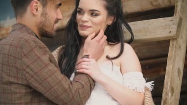 Sarılan genç bir çiftin portresi.