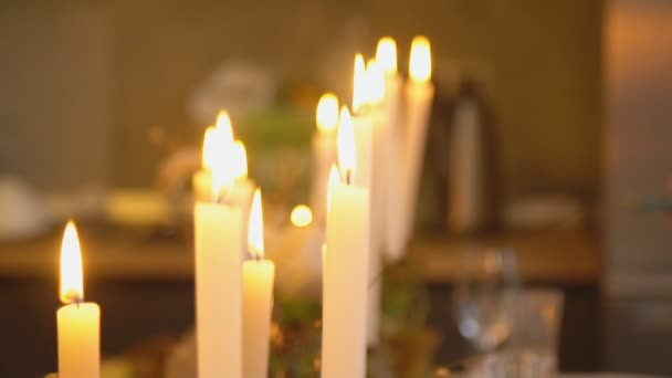 Горящие свечи на столе — стоковое видео