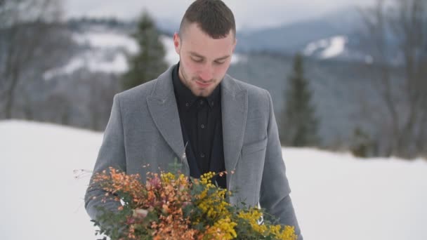 Hombre con un ramo de flores — Vídeos de Stock