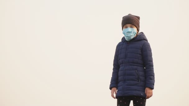 Child in medical mask — Stock Video