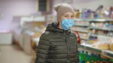 Maskeli kadın mal arıyor.