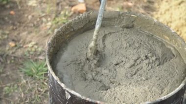 Çimento, su ve kumdan harç karıştırma