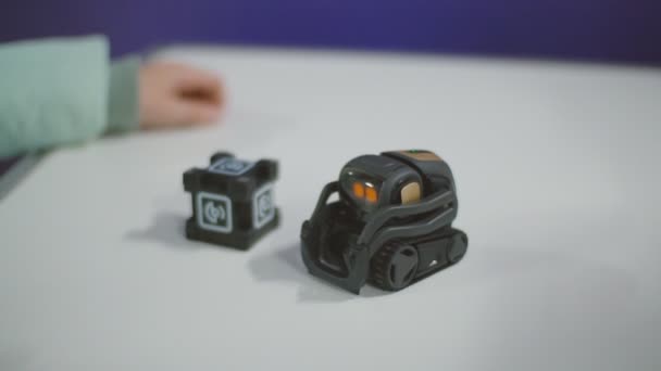 2014 년 2 월 4 일에 확인 함 . Ukraine, Chernivtsi, February 04, 2020: little robot Anki, Cozmo — 비디오