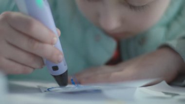 Kız 3D kalem çiziyor