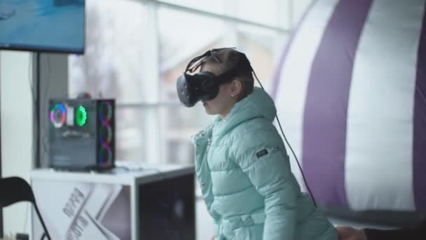 Ребенок играет в игры виртуальной реальности — стоковое видео