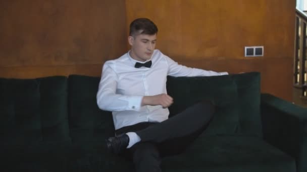 Hombre sentado en el sofá — Vídeo de stock