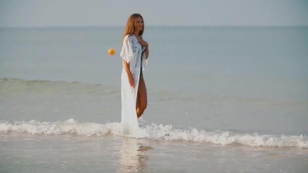 Mädchen spaziert am Meer — Stockvideo