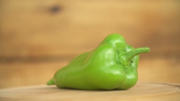 En grön paprika på bordet — Stockvideo