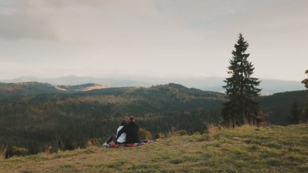 Couple regardant les montagnes — Video