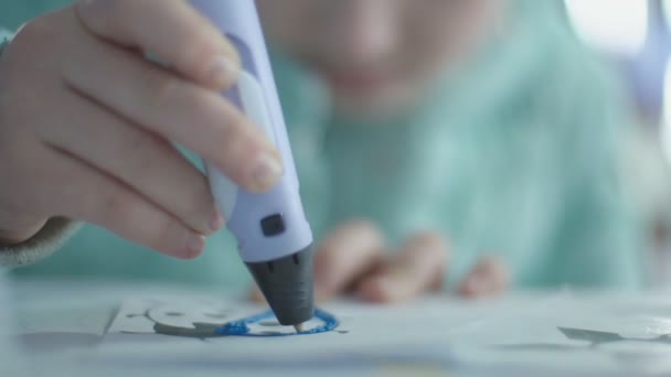 Girl draws 3d pen — Stock Video
