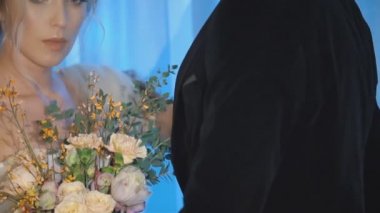 Gelin ve damat kucaklaşır