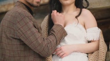 Sarılan genç bir çiftin portresi.