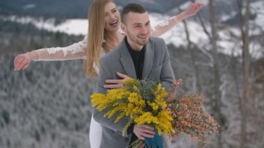 Erkeğin sırtındaki kız.