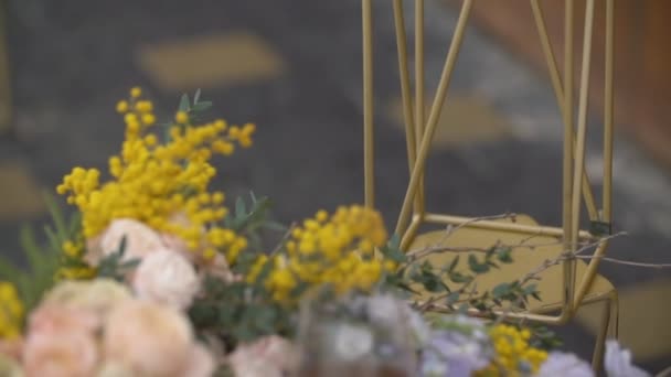 Pastel con flores de cerca — Vídeos de Stock