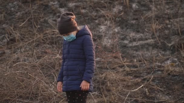 Niño con una máscara médica — Vídeo de stock