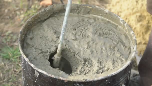 Blandning av murbruk från cement, vatten och sand — Stockvideo