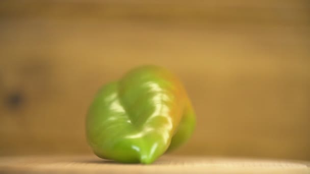 Een groene peper op tafel — Stockvideo
