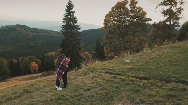 Paar blickt auf die Berge — Stockvideo