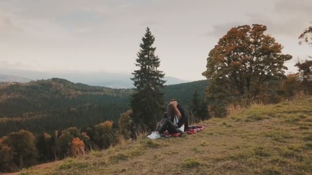 Paar vor dem Hintergrund der Berge — Stockvideo