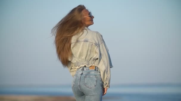 Chica con el pelo largo y rizado del viento — Vídeos de Stock