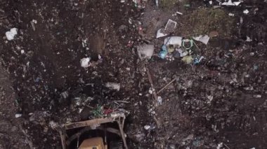 Buldozer bir yığın çöp topluyor.