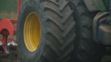 büyük traktör tekerlekleri