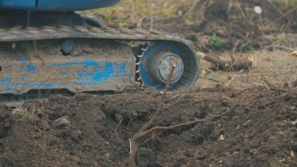 Primo piano di una pista di gomma di un piccolo escavatore — Video Stock