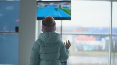 çocuk sanal gerçeklik oyunları oynuyor