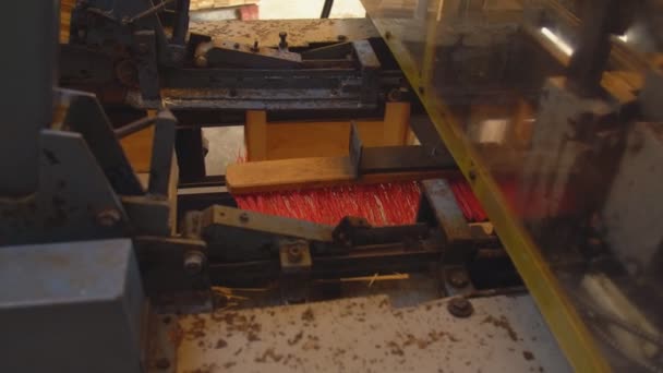 Levering van houten kisten in productie — Stockvideo