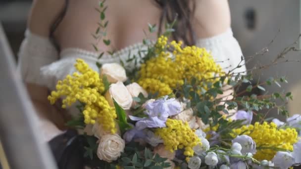 Menina com um buquê de flores — Vídeo de Stock