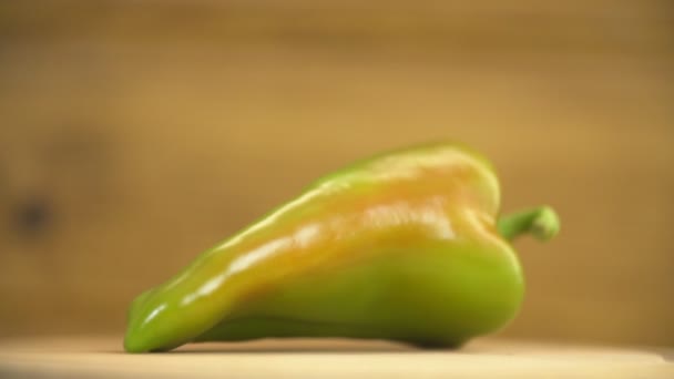 Один зелений перець на столі — стокове відео