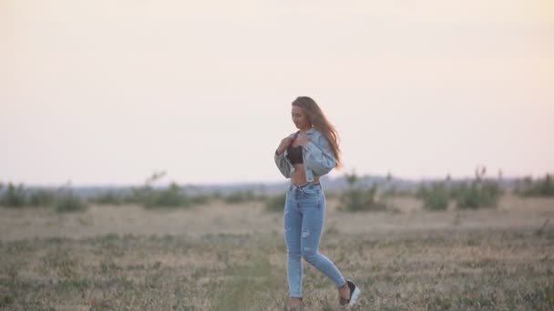 Girl in jeans clothes walking in nature — Stock Video