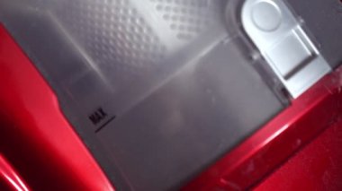 Çemberdeki çöpler elektrik süpürgesinin içinde.