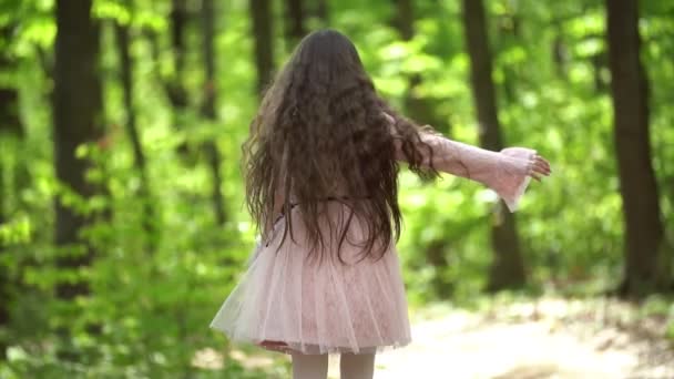 Дівчина крутиться в лісі — стокове відео