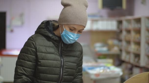 Mujer con máscara médica en el supermercado — Vídeo de stock