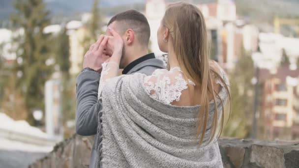 Mädchen schließt die Augen ihrer Freunde — Stockvideo