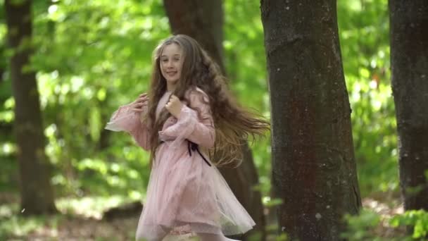 Дівчина ховається за деревом — стокове відео