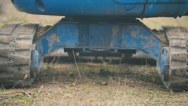 Close-up van een rubberen spoor van een kleine graafmachine — Stockvideo