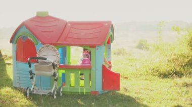 Küçük kız eviyle oynuyor.