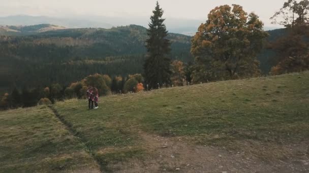 Couple marchant dans les montagnes — Video