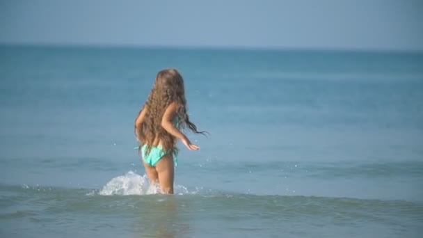 Menina corre no mar — Vídeo de Stock