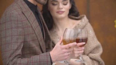 Şarap kadehli çift