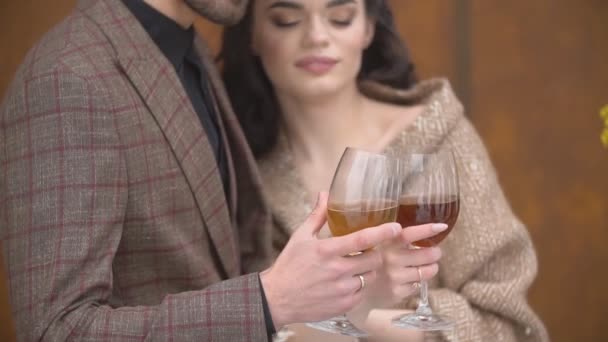 Casal com copos de vinho — Vídeo de Stock