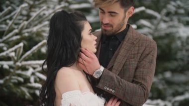 Ormanda sarılan bir çift.