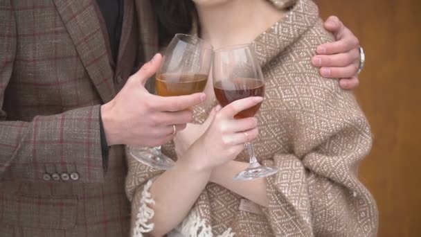 Пара с бокалами вина — стоковое видео
