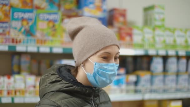 Masked woman looking for goods — Stock Video