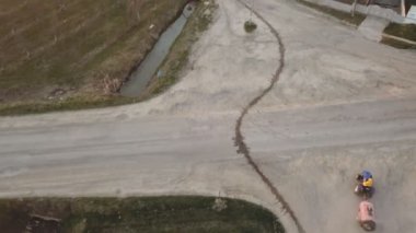 Namlusu bağlı bir traktör